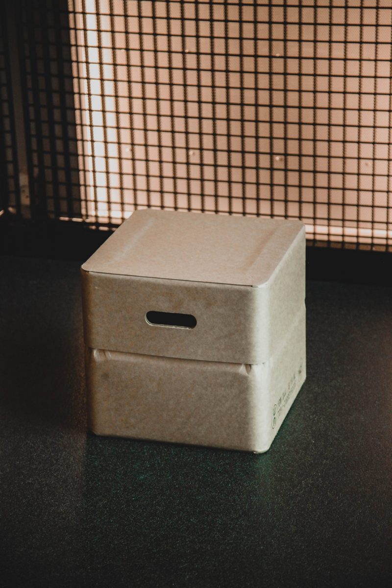 MULGEO H34 Box-Chair in Nature on an oak shelf with books and ceramics