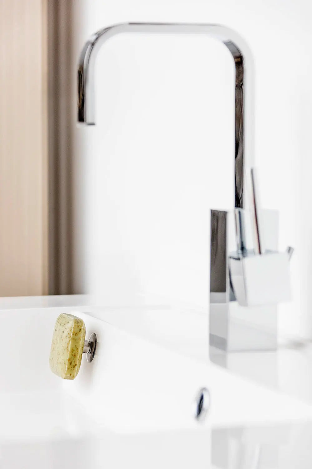 SAVONT Original Magnetic floating soap holder | Always dry & clean | Soap dish dispenser drainer for shower or sink
